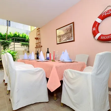 House Luna In With Private Pool (adults Only) Макарська