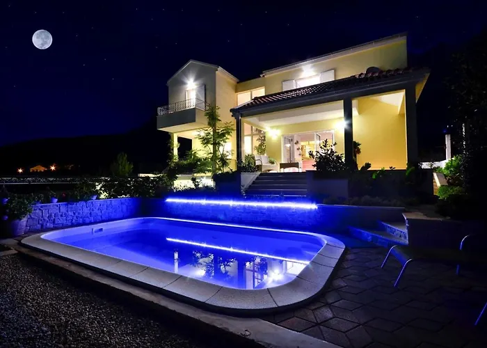 House Luna In With Private Pool (adults Only) Makarska